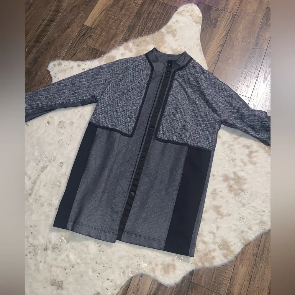 Like new lululemon car cocoon coat grey logo spring designer winter activewear